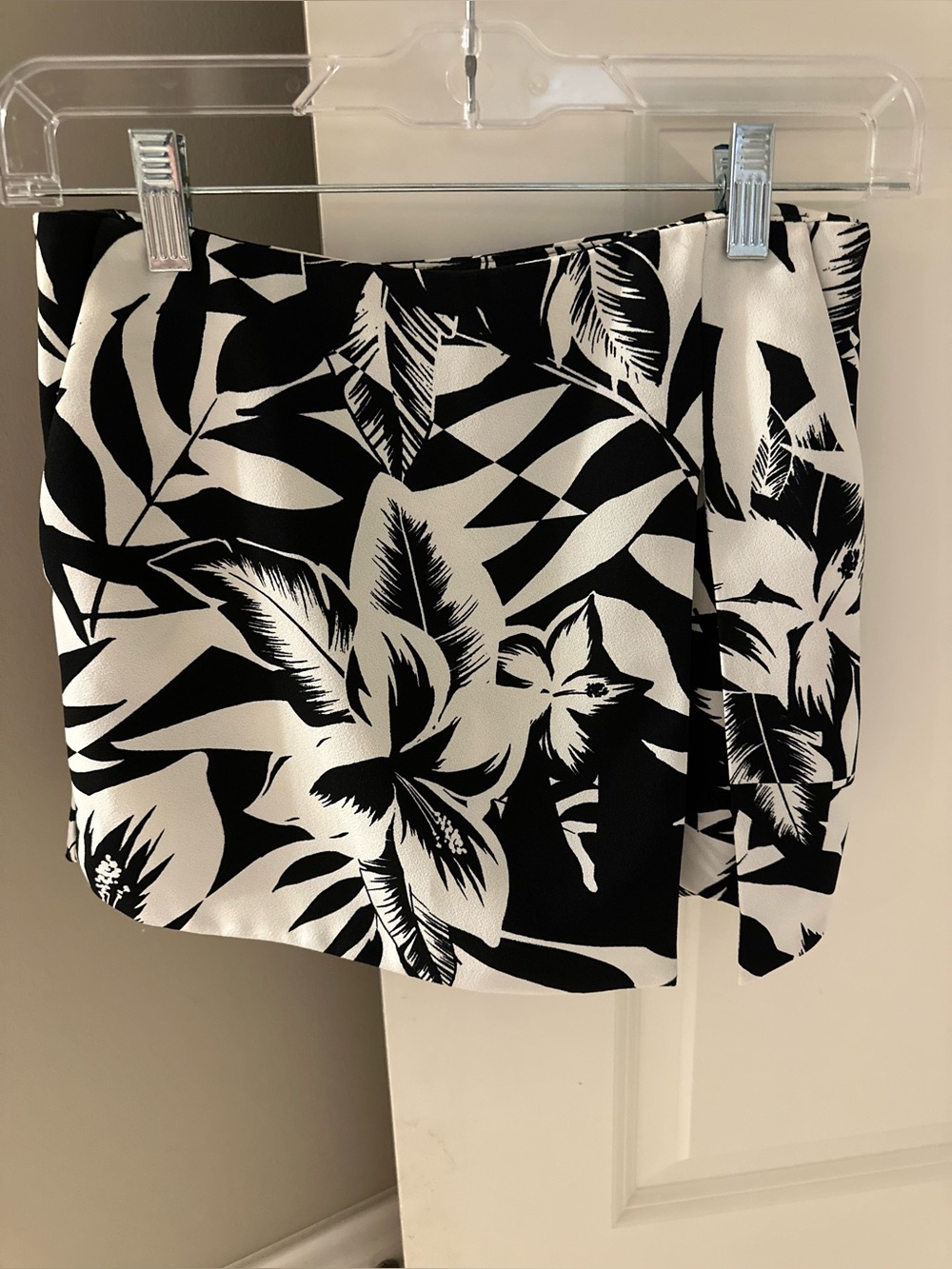 EXPRESS Black & White Tropical Print Mini Skort